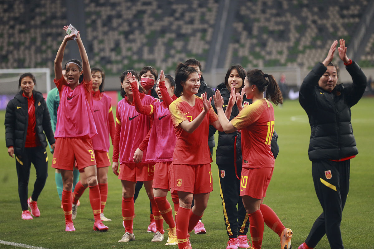 包含中国女足在比赛中展现出色表现，获得胜利的词条