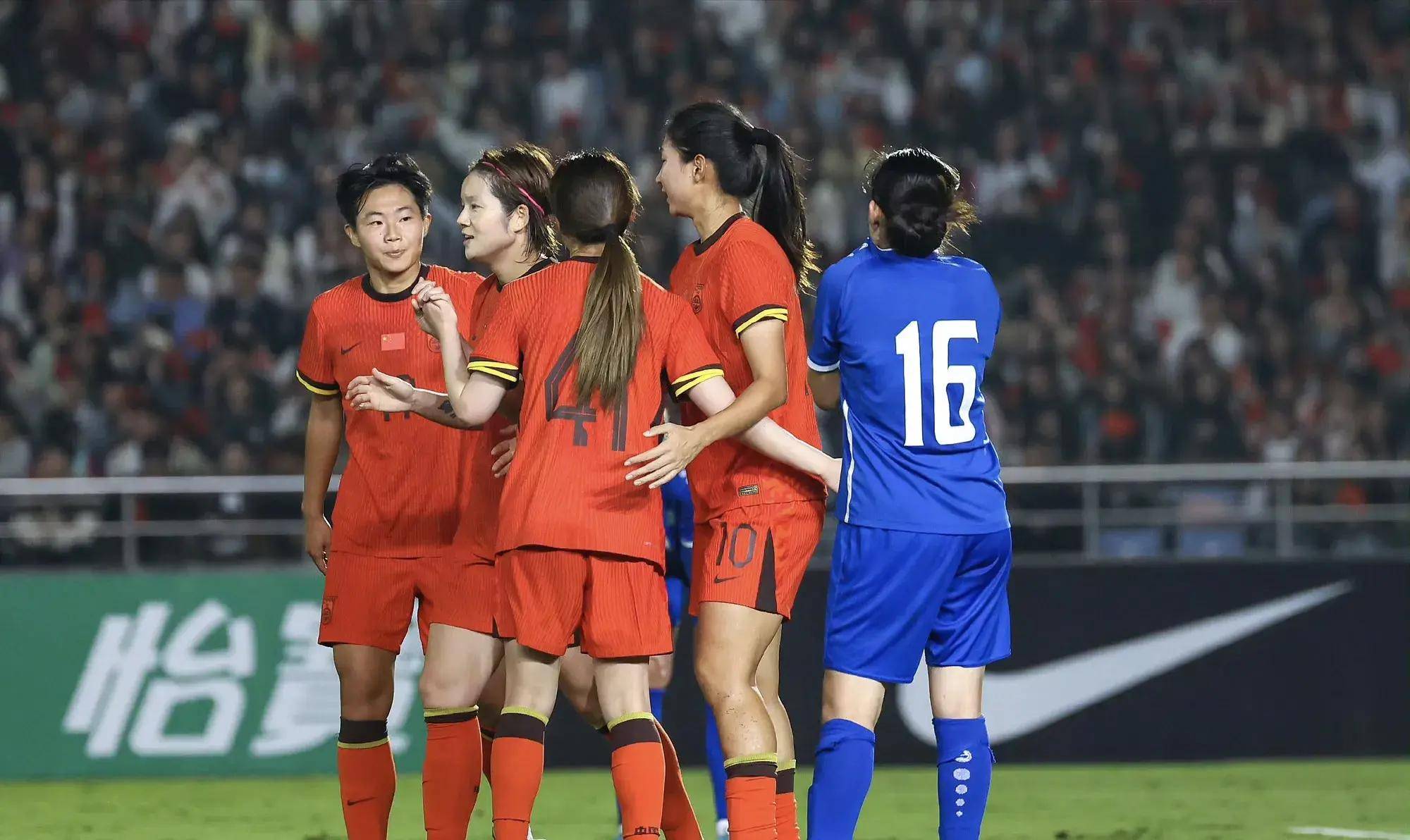 女足比赛中球队合作默契，取得胜利的简单介绍