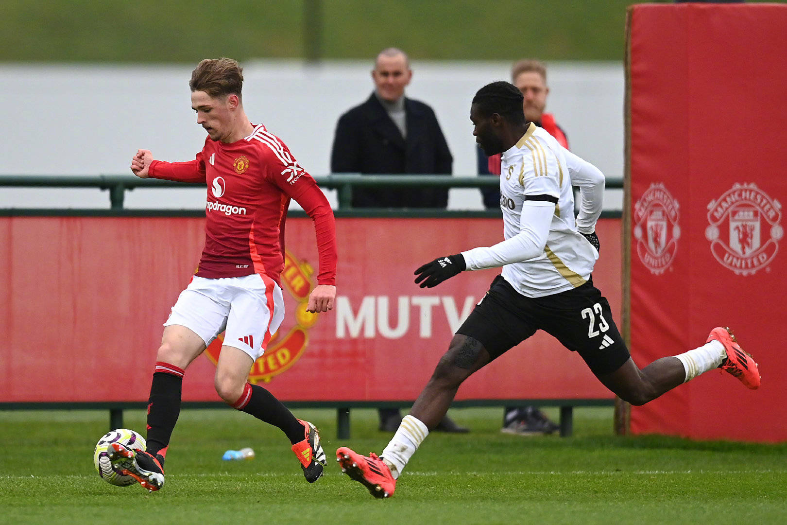 包含热刺后卫展望国家队欧锦赛预选赛的词条