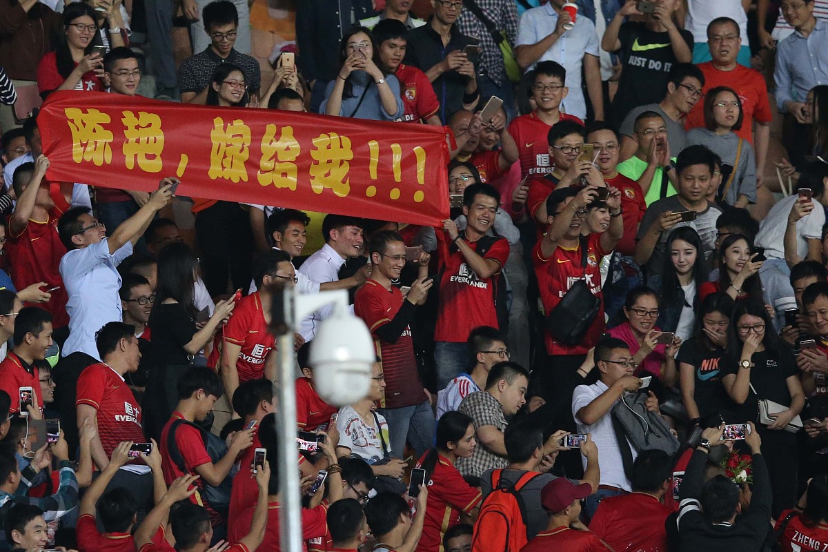 包含紧张足球比赛即将开打,球迷们热情高涨期待胜利的词条 包含紧张足球比赛即将开打,球迷们热情高涨期待胜利的词条