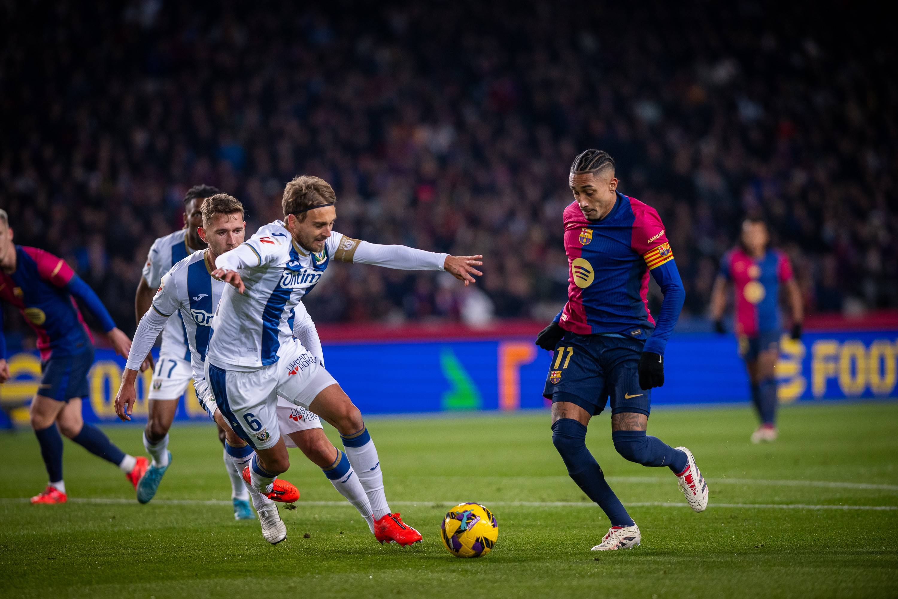 下轮足球顶级联赛角逐胜利，球队追求荣耀的简单介绍