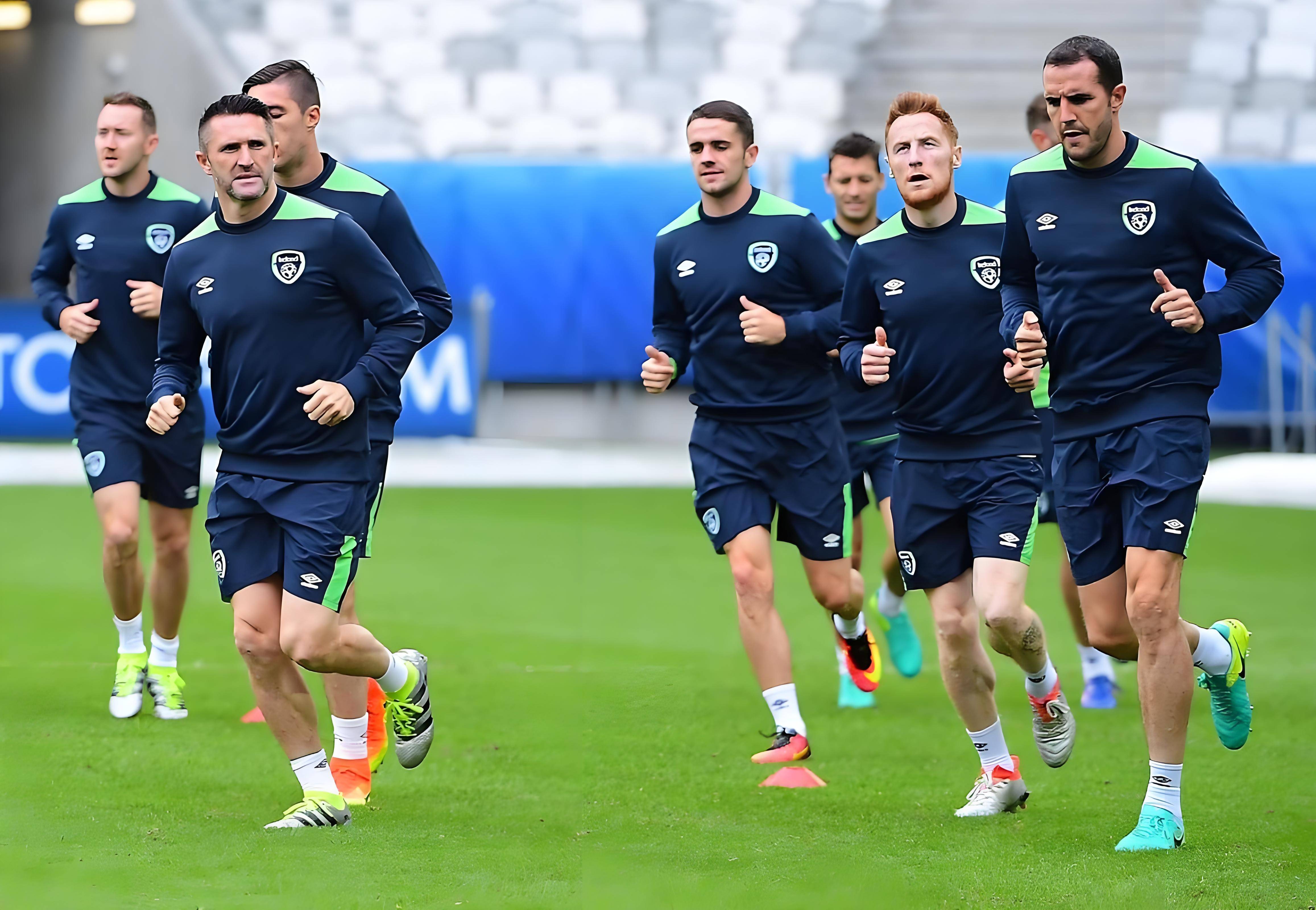 荷兰队在外场击败对手，成功晋级年欧锦赛的简单介绍