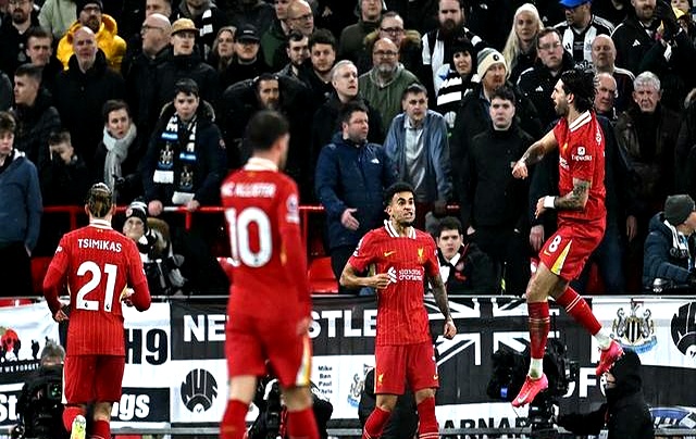 包含阿森纳迎战切尔西，激烈对决引燃球迷热情的词条