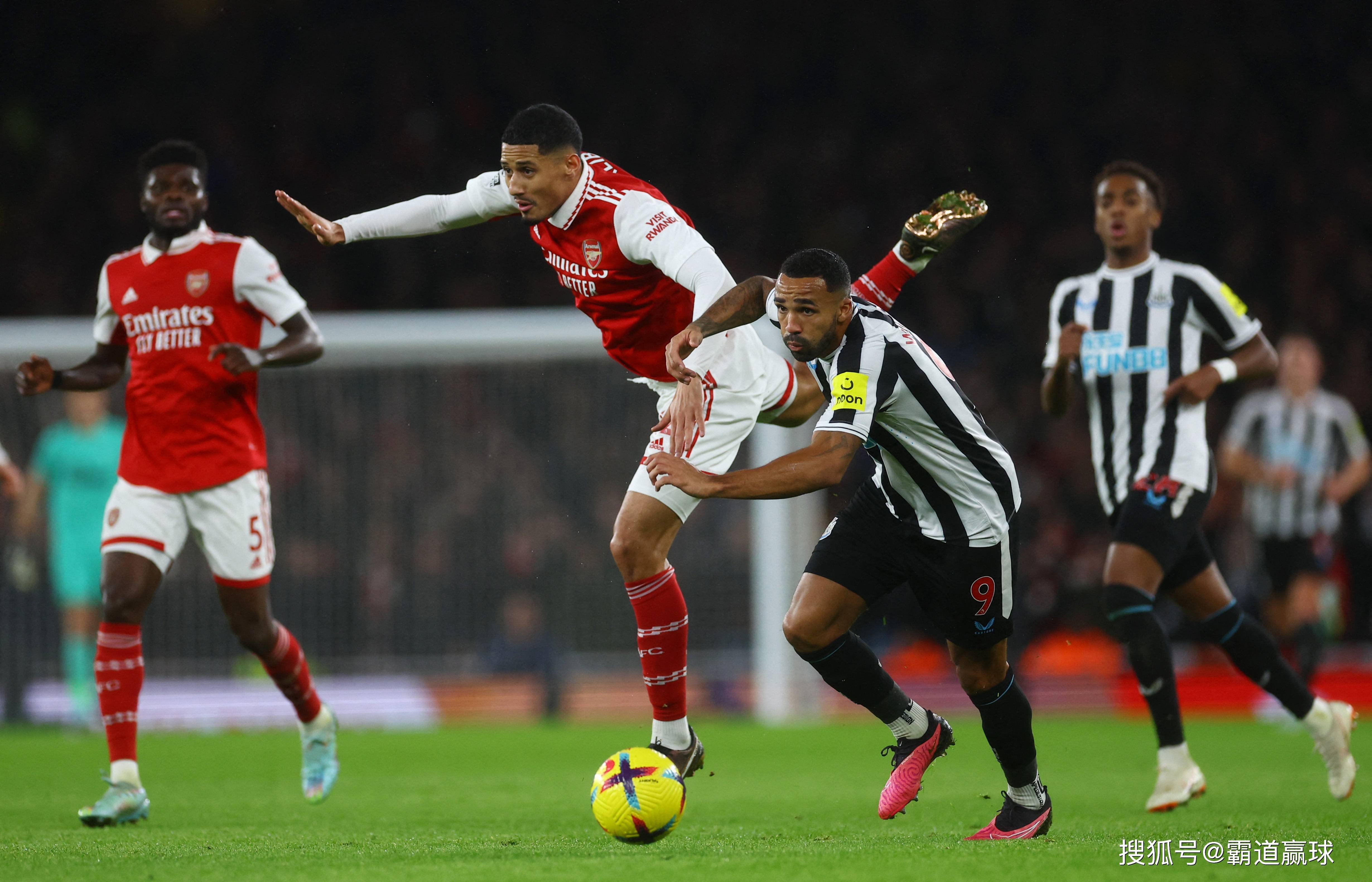 包含阿森纳迎战切尔西，激烈对决引燃球迷热情的词条