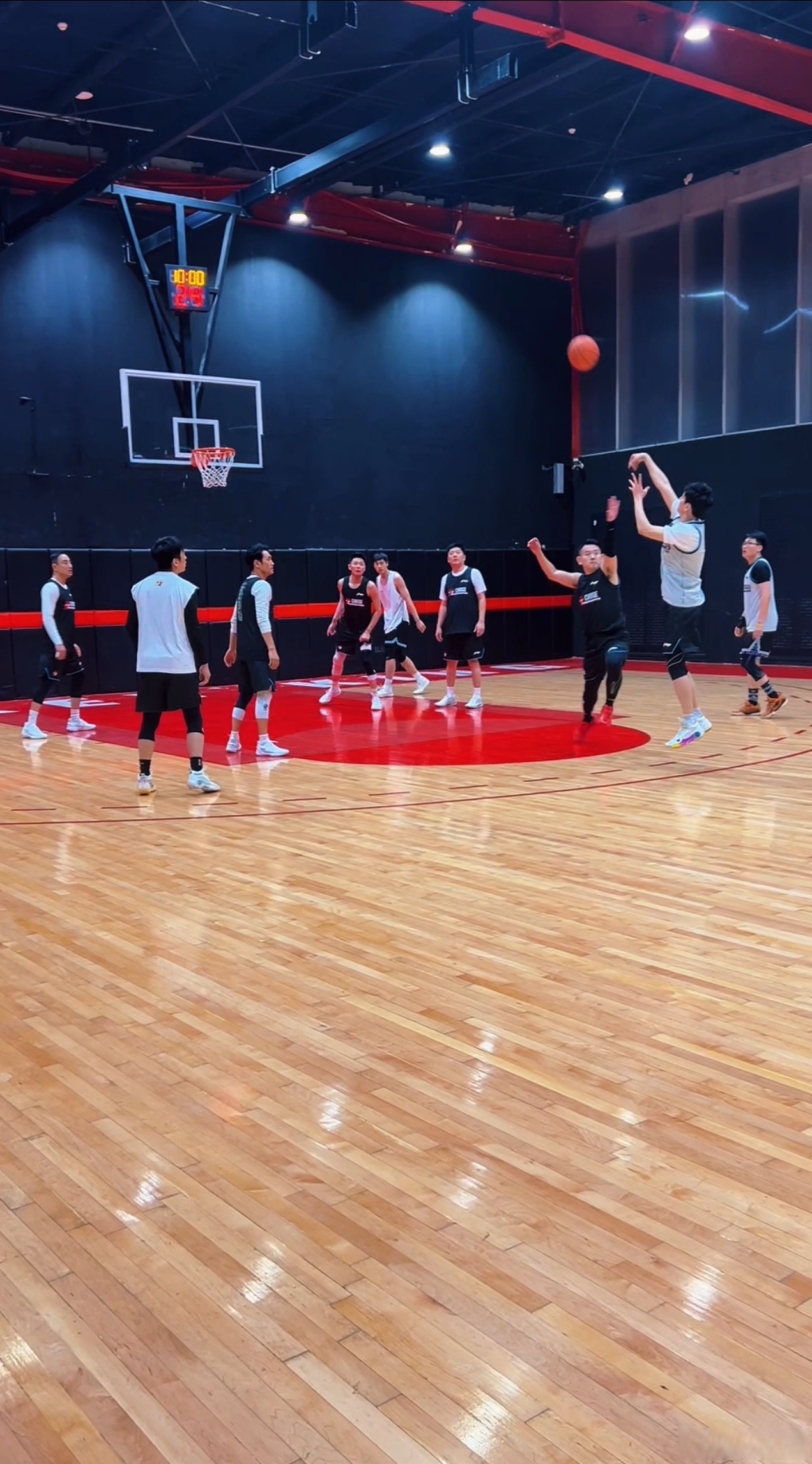 一位退役球员重返球场，开展篮球公益活动的简单介绍