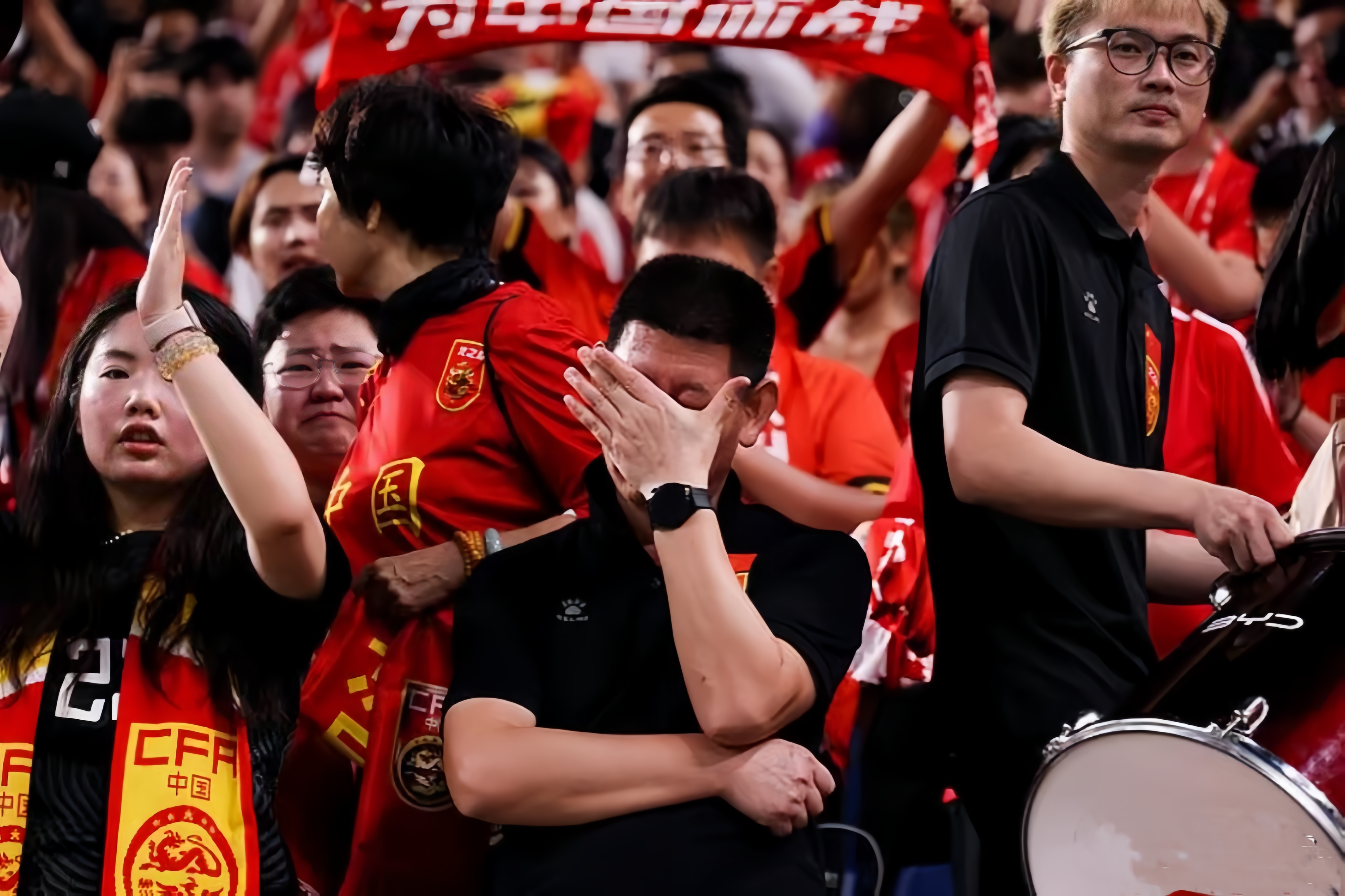 国足备战热身赛，球员状态火爆表现稳定