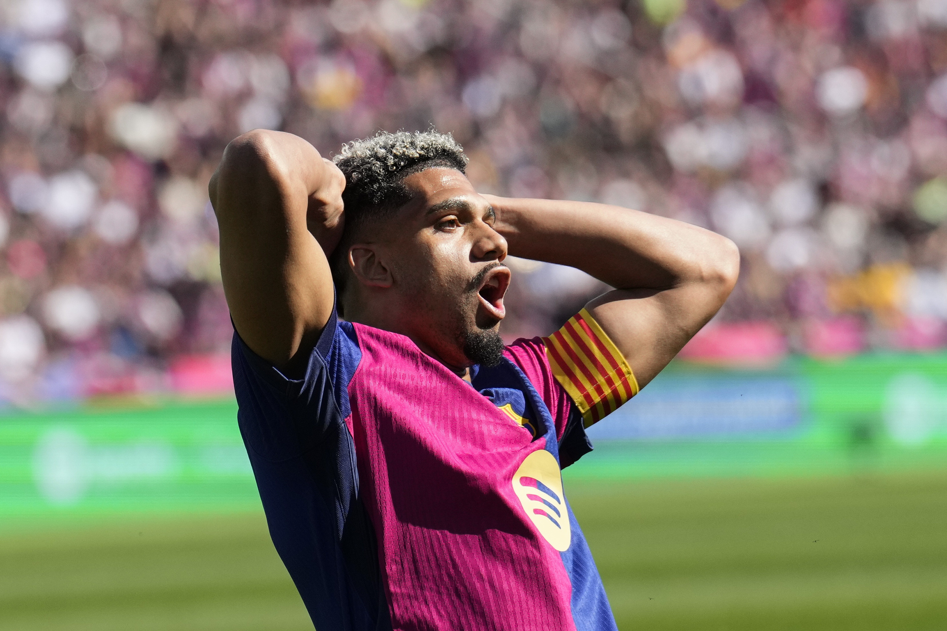 足球比赛中球员飒爽英姿，展现出色表现的简单介绍