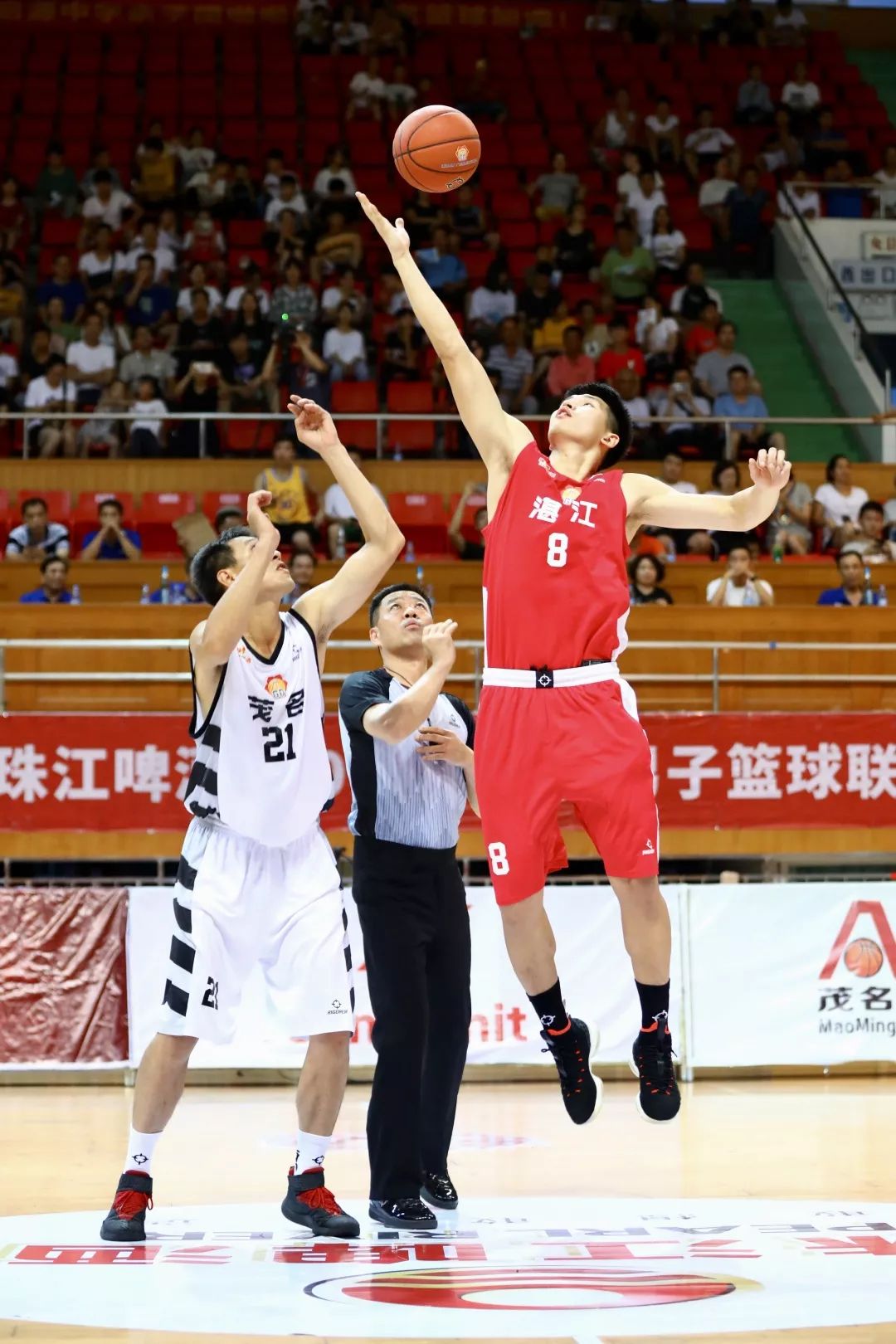 湖南队在主场全力以赴，力争夺胜