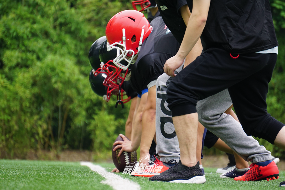 橄榄球战术调整奏效，成功扭转局势